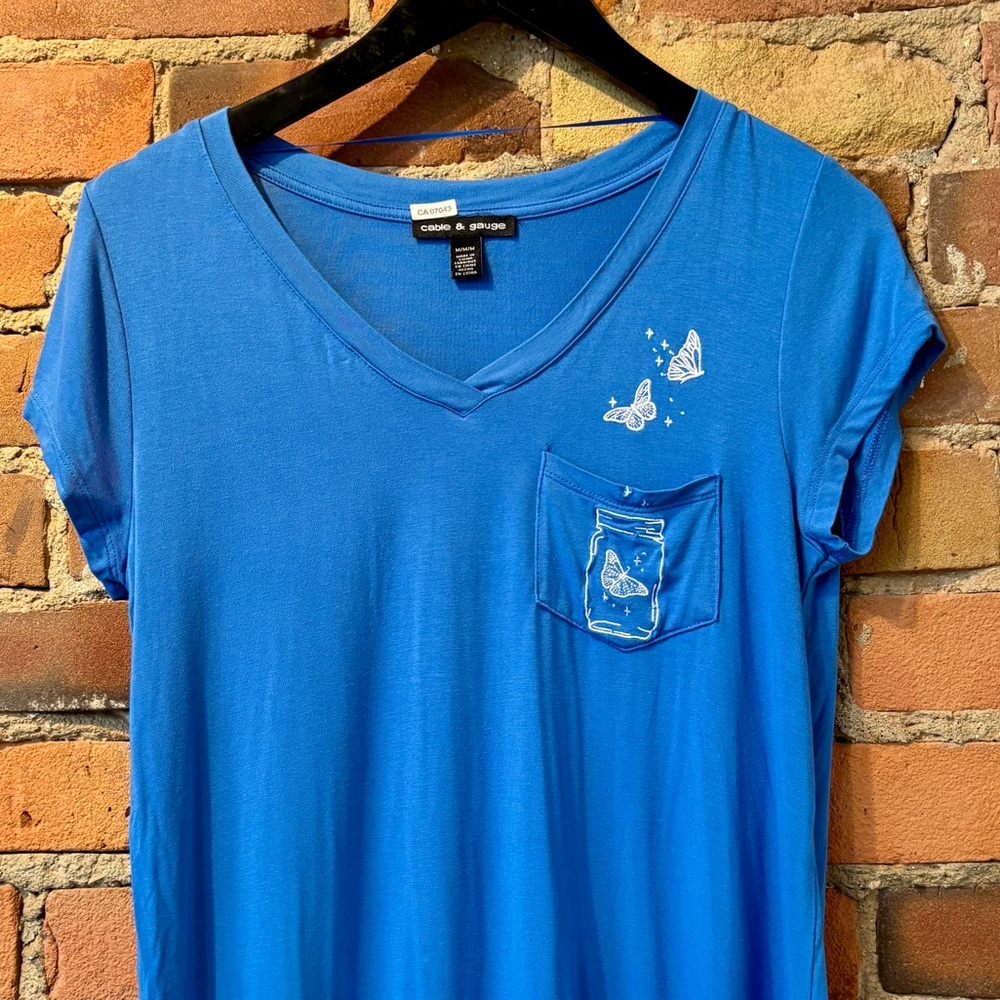 Cable & Gauge Sky Blue Short Sleeve Tee with Butterfly Design. Size: Medium